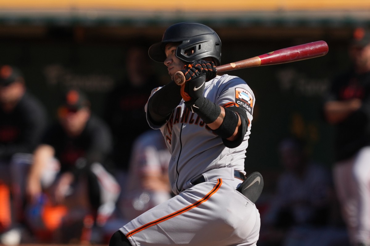 SF Giants second baseman Thairo Estrada (39) hits a single against the Oakland Athletics (2023)